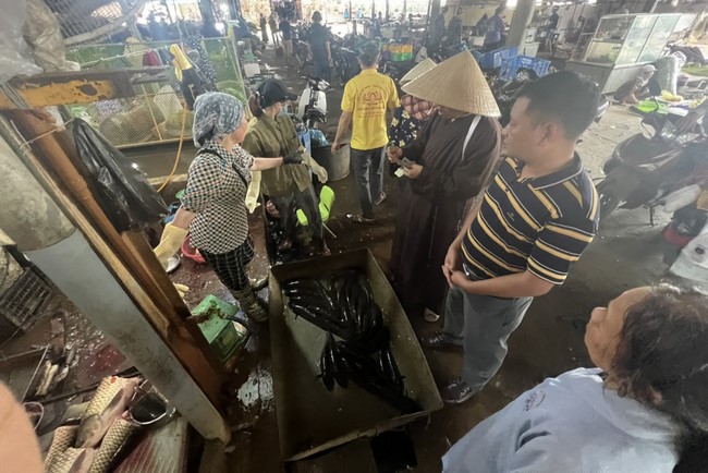 Charity in sowing blessing of Dong Cao Pagoda