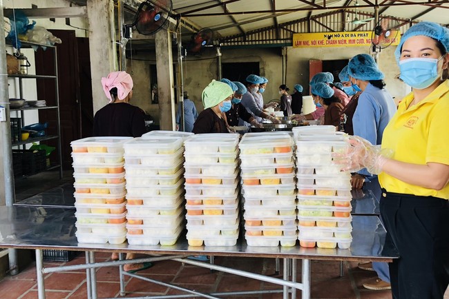 Charity in sowing blessing of Dong Cao Pagoda