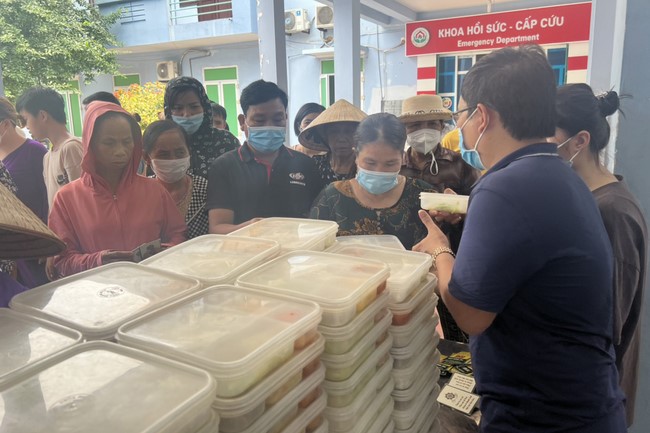 Charity in sowing blessing of Dong Cao Pagoda