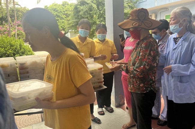 Charity in sowing blessing of Dong Cao Pagoda