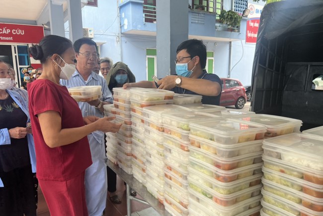 Charity in sowing blessing of Dong Cao Pagoda