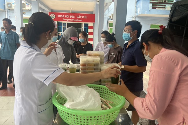 Charity in sowing blessing of Dong Cao Pagoda