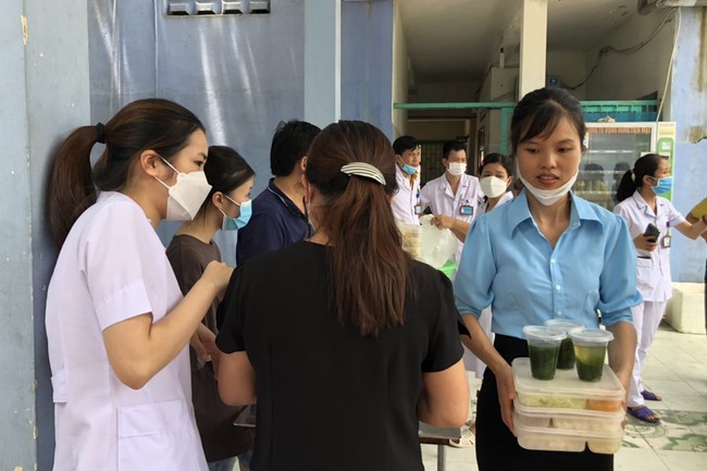 Charity in sowing blessing of Dong Cao Pagoda