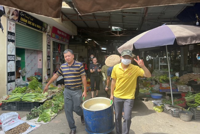 Charity in sowing blessing of Dong Cao Pagoda