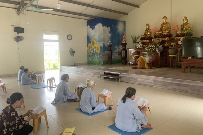 Charity in sowing blessing of Dong Cao Pagoda