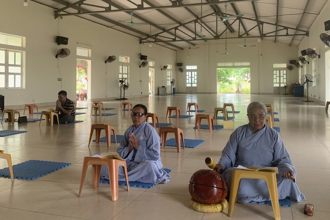 Charity in sowing blessing of Dong Cao Pagoda