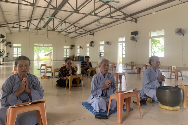 Charity in sowing blessing of Dong Cao Pagoda