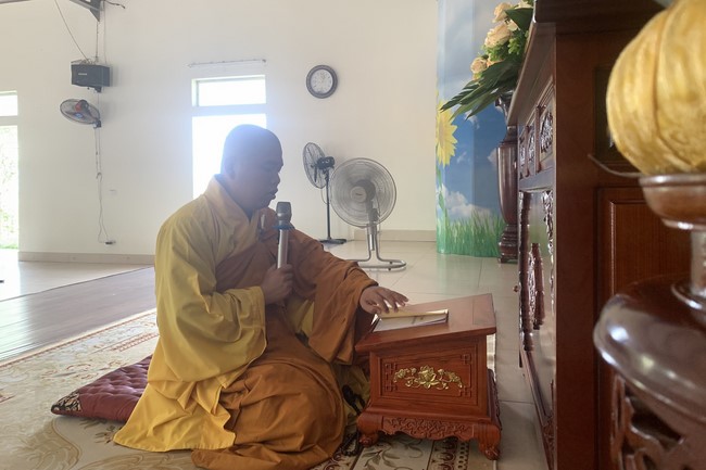 Charity in sowing blessing of Dong Cao Pagoda