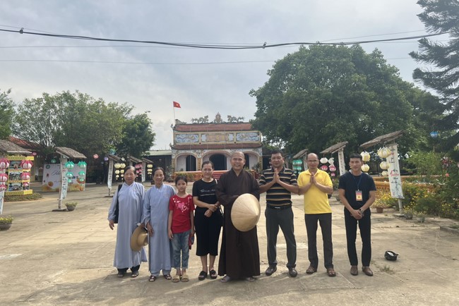 Charity in sowing blessing of Dong Cao Pagoda
