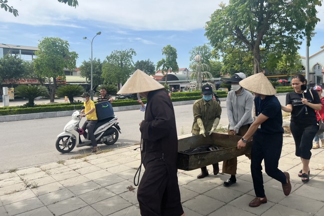 Charity in sowing blessing of Dong Cao Pagoda