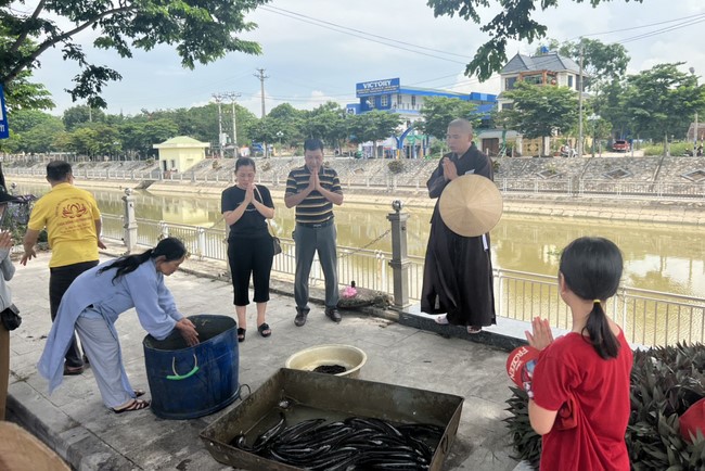 Charity in sowing blessing of Dong Cao Pagoda
