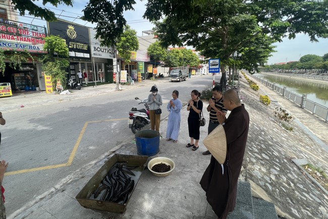 Charity in sowing blessing of Dong Cao Pagoda