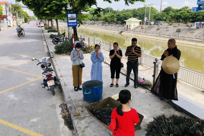 Charity in sowing blessing of Dong Cao Pagoda