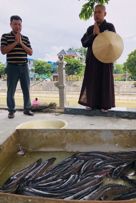 Charity in sowing blessing of Dong Cao Pagoda