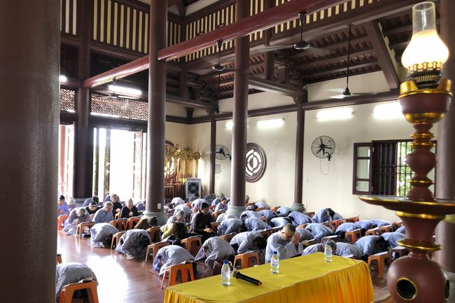 The Eight Precept Retreat at Tay Khanh pagoda, Thai Binh