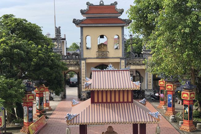 The Eight Precept Retreat at Tay Khanh pagoda, Thai Binh