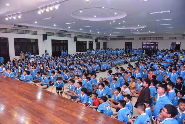 The 2nd day of huong phap branch's teenage retreat of , cu chi