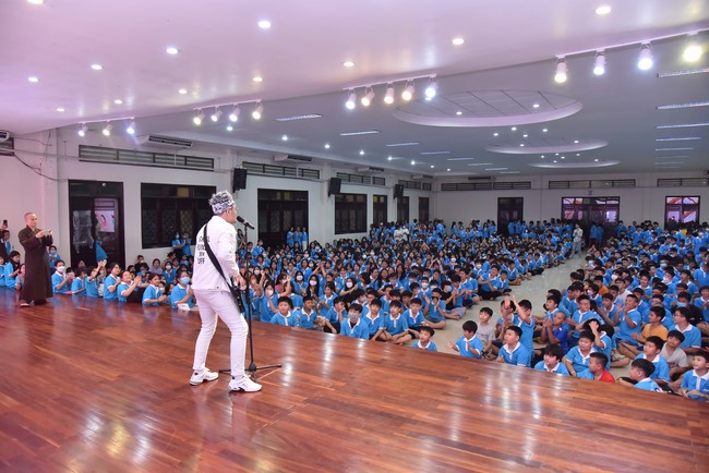 The 2nd day of huong phap branch's teenage retreat of , cu chi
