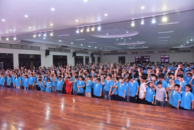 The 2nd day of huong phap branch's teenage retreat of , cu chi