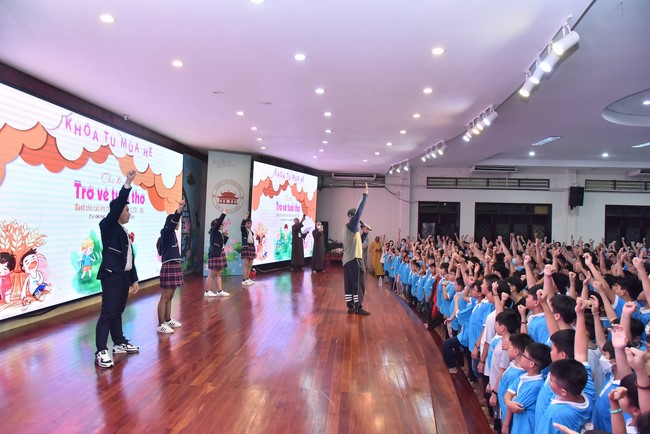 The 2nd day of huong phap branch's teenage retreat of , cu chi