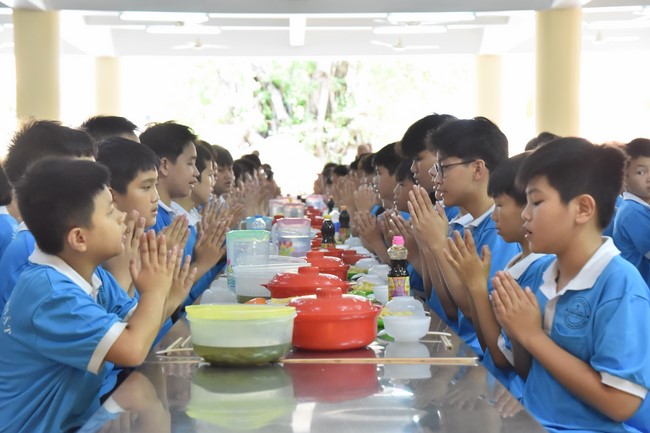 The 2nd day of huong phap branch's teenage retreat of , cu chi