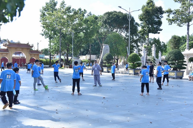 The 2nd day of huong phap branch's teenage retreat of , cu chi