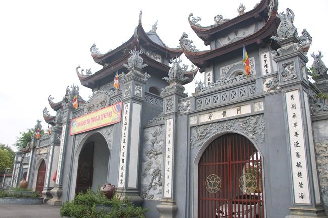 Tieu Dao Pagoda offering to Rain-Retreat schools in Quang Ninh