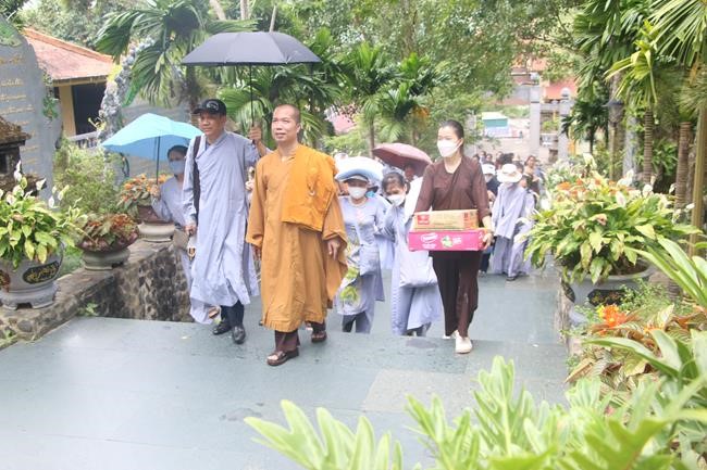 Tieu Dao Pagoda offering to Rain-Retreat schools in Quang Ninh