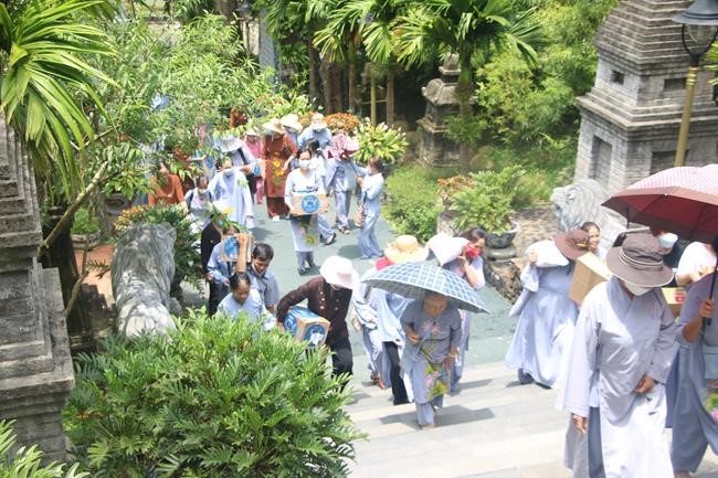 Tieu Dao Pagoda offering to Rain-Retreat schools in Quang Ninh