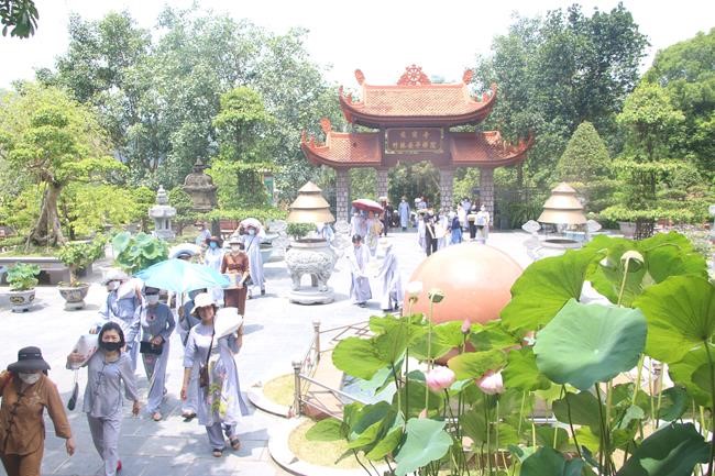 Tieu Dao Pagoda offering to Rain-Retreat schools in Quang Ninh