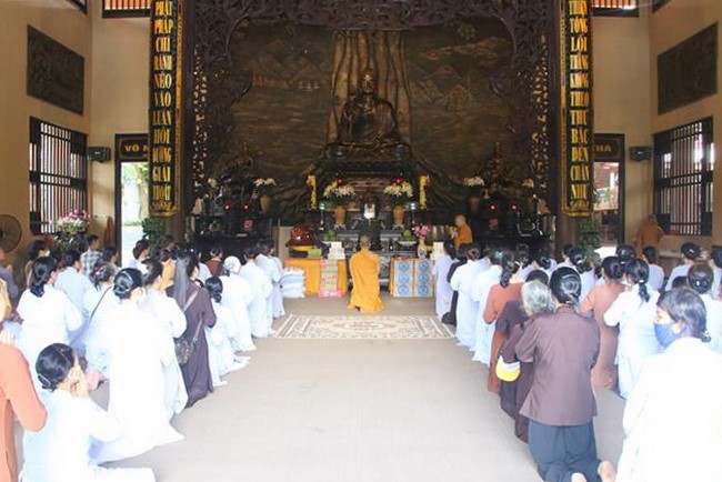 Tieu Dao Pagoda offering to Rain-Retreat schools in Quang Ninh