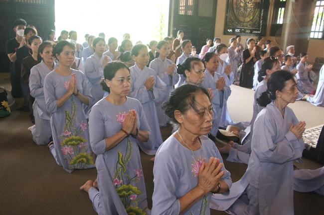Tieu Dao Pagoda offering to Rain-Retreat schools in Quang Ninh