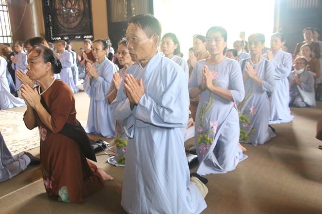 Tieu Dao Pagoda offering to Rain-Retreat schools in Quang Ninh