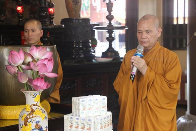 Tieu Dao Pagoda offering to Rain-Retreat schools in Quang Ninh