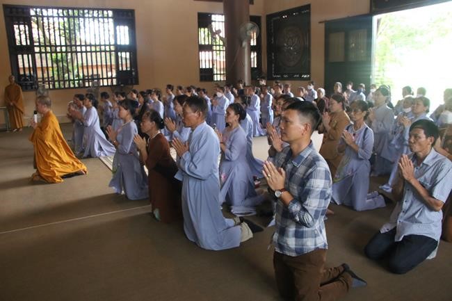Tieu Dao Pagoda offering to Rain-Retreat schools in Quang Ninh