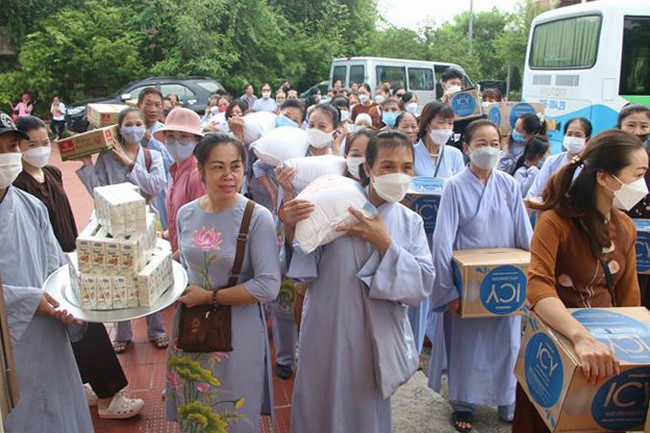 Tieu Dao Pagoda offering to Rain-Retreat schools in Quang Ninh