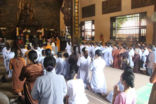 Tieu Dao Pagoda offering to Rain-Retreat schools in Quang Ninh