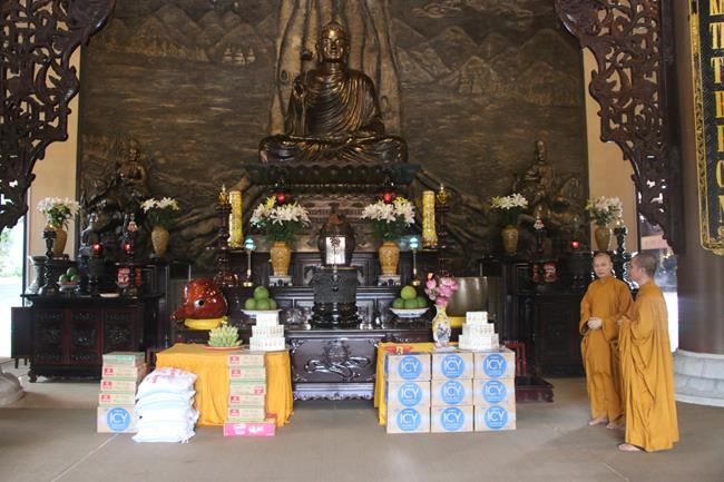 Tieu Dao Pagoda offering to Rain-Retreat schools in Quang Ninh