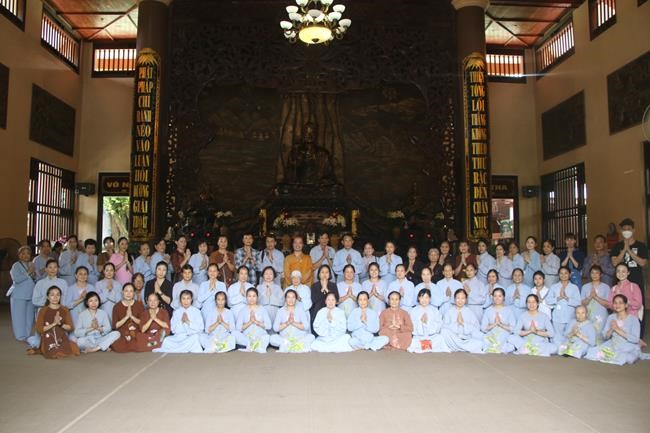 Tieu Dao Pagoda offering to Rain-Retreat schools in Quang Ninh