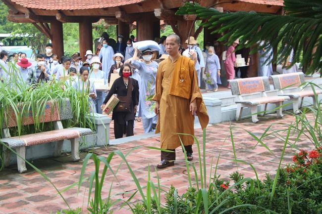 Tieu Dao Pagoda offering to Rain-Retreat schools in Quang Ninh