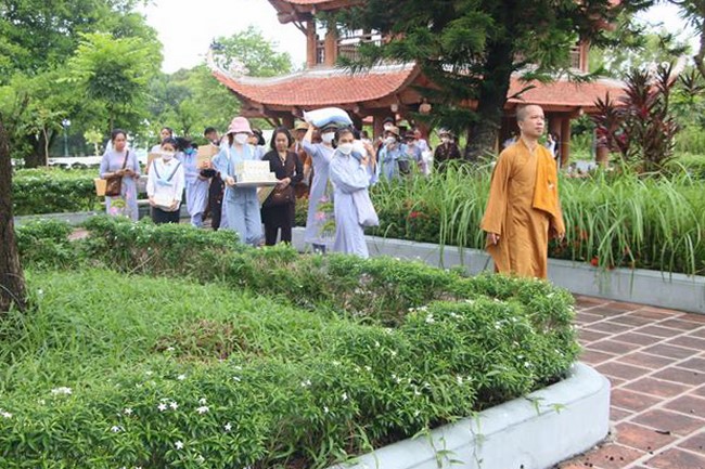 Tieu Dao Pagoda offering to Rain-Retreat schools in Quang Ninh