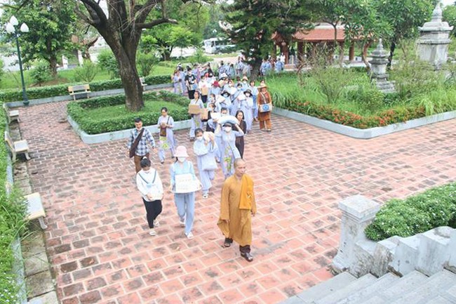Tieu Dao Pagoda offering to Rain-Retreat schools in Quang Ninh