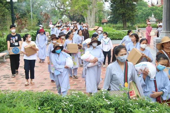 Tieu Dao Pagoda offering to Rain-Retreat schools in Quang Ninh