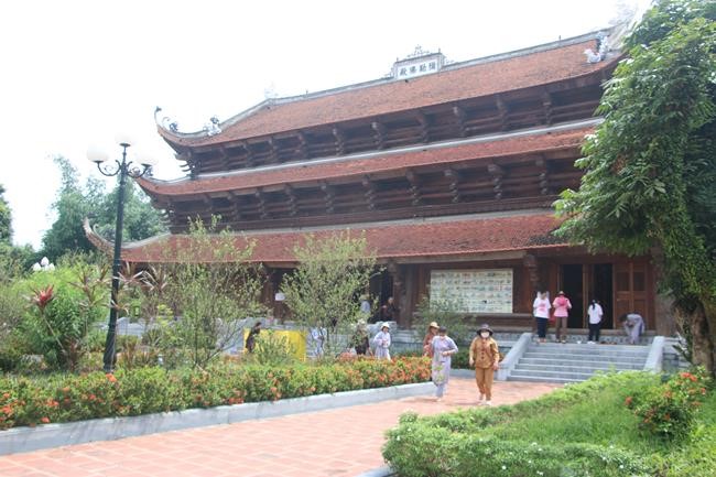 Tieu Dao Pagoda offering to Rain-Retreat schools in Quang Ninh