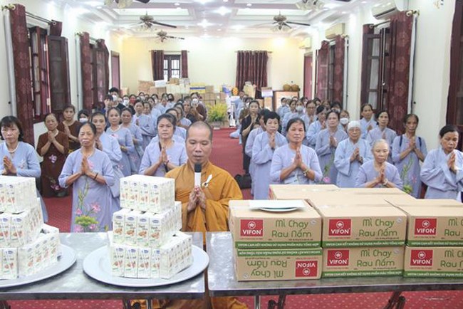 Tieu Dao Pagoda offering to Rain-Retreat schools in Quang Ninh