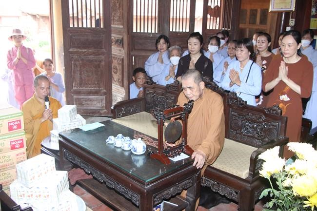 Tieu Dao Pagoda offering to Rain-Retreat schools in Quang Ninh