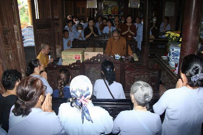 Tieu Dao Pagoda offering to Rain-Retreat schools in Quang Ninh