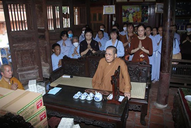 Tieu Dao Pagoda offering to Rain-Retreat schools in Quang Ninh