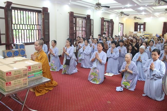 Tieu Dao Pagoda offering to Rain-Retreat schools in Quang Ninh