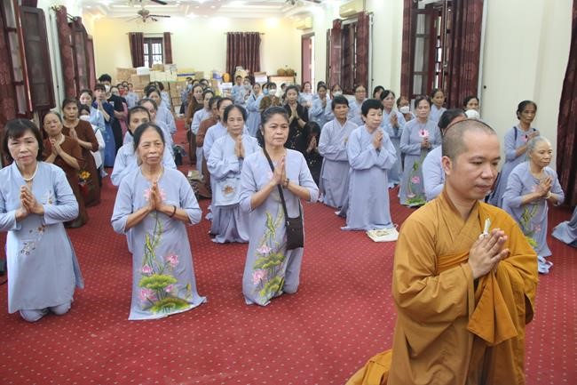 Tieu Dao Pagoda offering to Rain-Retreat schools in Quang Ninh